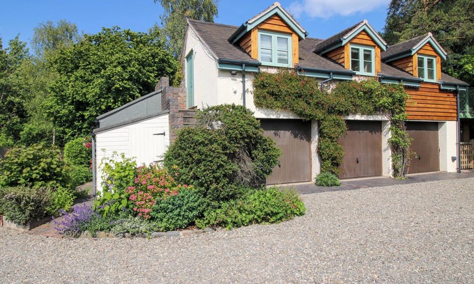 Pontesbury Cottage | THE HIDEAWAY, pet friendly, character holiday cottage in Longden