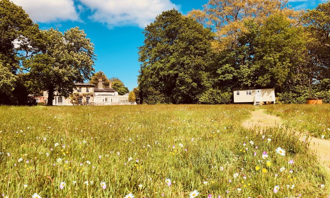 Hopton Cabin | The Hideaway Shepherds Hut & Hot Tub, sleeps 2.