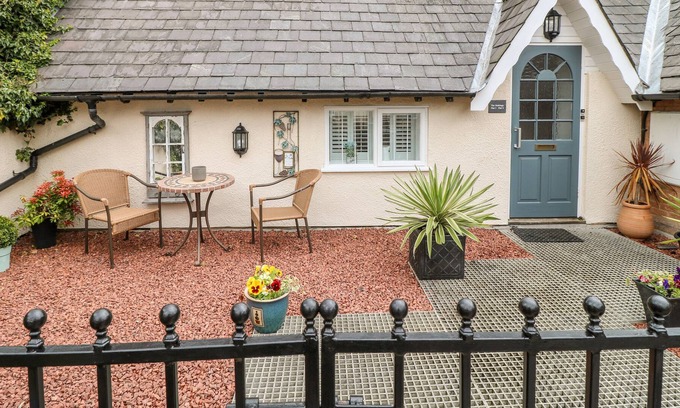 Oakham Cottage | THE HIDEOUT, family friendly, character holiday cottage in Oakham