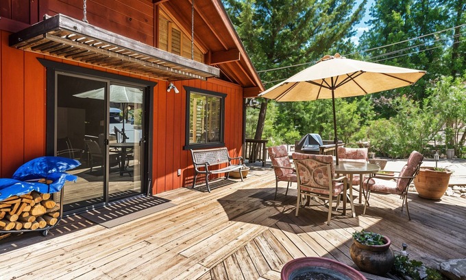Groveland House | The Hideout - Pet Friendly - The Perfect Spot for a Relaxing Yosemite Vacation by Yosemite Region Resorts