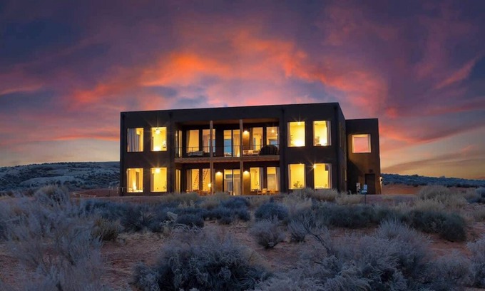 Big Water House | [The Highlander] Luxe, Hot Tub, Firepit, Views