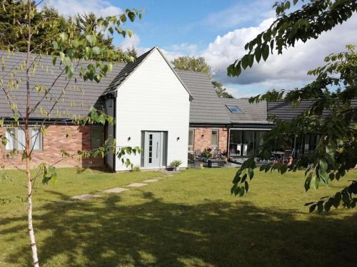 Newmarket House | The Highlands - 5 bed 5 bath - Huge Sociable House