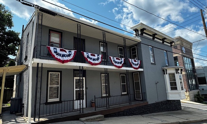 Pottsville House | The Hill House - Historic Townhouse near Yuengling