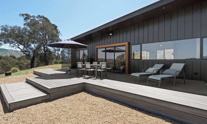Mansfield Apartment | The Hill House - Pet-Friendly Retreat with Panoramic Views Near Mansfield