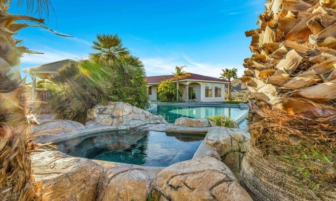 Yucca Valley Villa | * The Hills of Palm Springs. Spacious 4BR, Absolute privacy, Pool & Jacuzzi. *