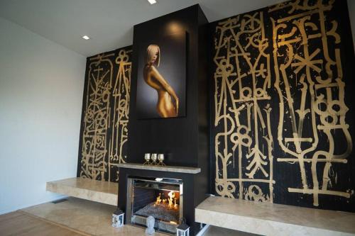 Hollywood Hills West Villa | The Hillside Haven