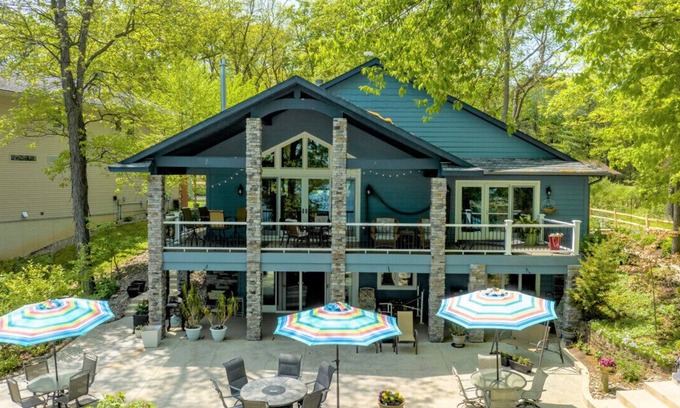 Brooklyn House | The Hilltop Estate at Wamplers Lake #Lakefront# #Amazing Views#
