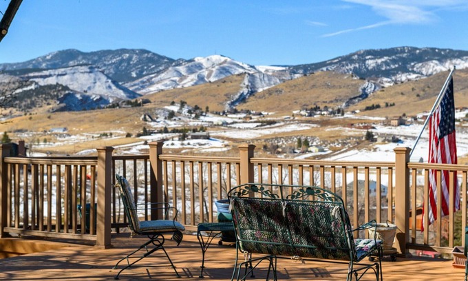 Loveland House | The Hilltop Hideaway: A peaceful base camp for RMNP trips and Loveland weddings.