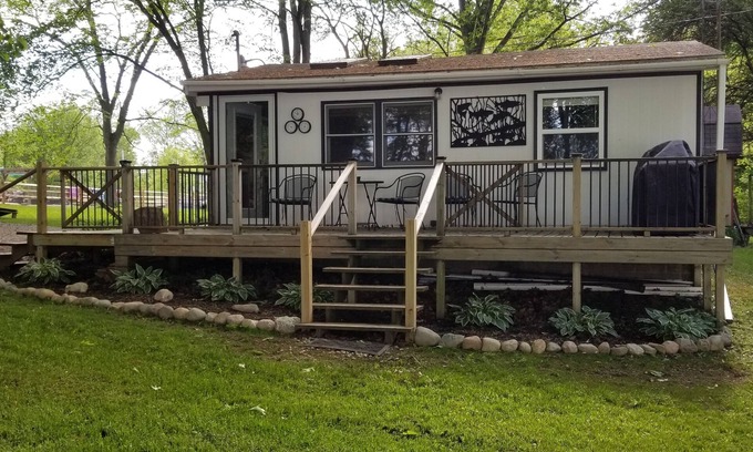 Fremont Cottage | The Hilltop Hideaway on Little Long Lake