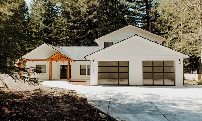 Crescent City House | The Hiouchi House with Hot Tub