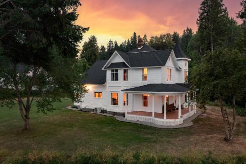 Bonners Ferry House | The Historic Bonners Family Home- 4 Bedroom - Panoramic River Views, Casino Nearby