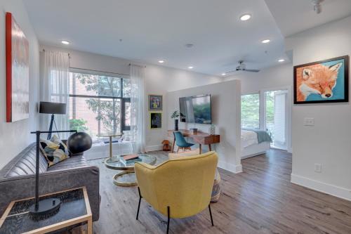 River District Apartment | The Hive 102 King with Balcony Pet Friendly