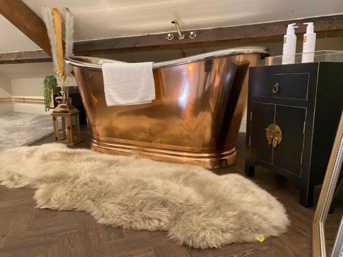 Hawkshead Bed & Breakfast | The Hive at Poppi-Red