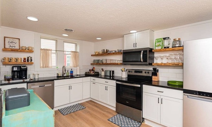 Berlin House | "The Hive"-Downtown Berlin, 4 BR, Sleeps 8, 2 Bath