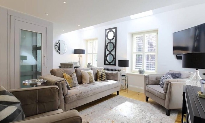 Stow-on-the-Wold House | THE HIVE, family friendly in Stow-On-The-Wold