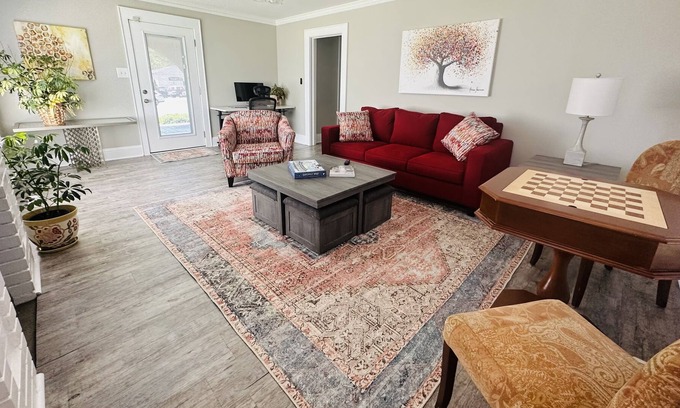Statesville House | The Hive: Walking Distance to Downtown Statesville. Private parking - 4 cars 🚘