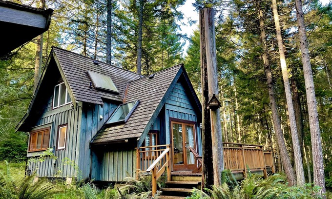 Galiano Cabin | The Hobbit House at the Heritage Forest