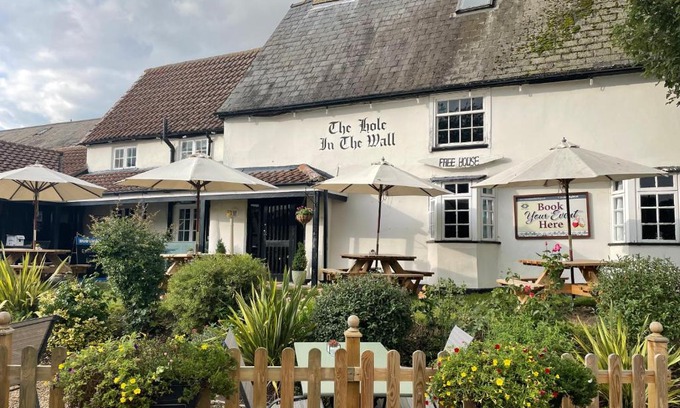 Little Wilbraham Hotel | The Hole In The Wall