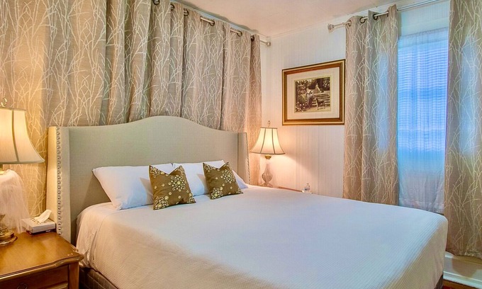 Gulfport Cottage | The holiday cottage 2 guest suite .Private bedroom,bathroom,entrance ,kitchen