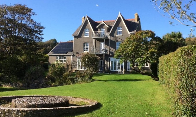 Horton House | The Hollies is situated in the beautiful area of Horton in the Gower Peninsular