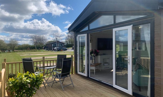 Thirsk Ski Chalet | The Hollin Retreat at Hollin Barn Lodge Park