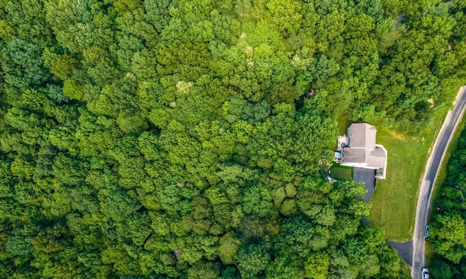Lancaster House | The Hollow in Hocking Hills! - HotTub/PuttingGreen