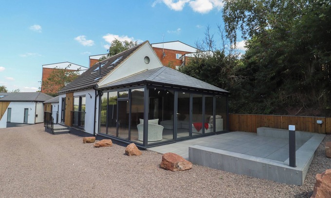 Hartshill Cottage | THE HOLLOWS, family friendly, with a garden in Hartshill