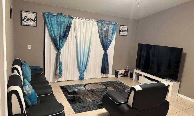 Westminister Apartment | The Holly Residence: 3-bedroom apartment in lovely Lehigh Acres with WiFi, AC