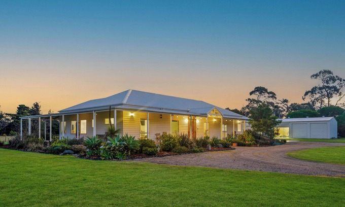Port Albert House | The Homestead at Port Albert. Peaceful and serene, gorgeous 5br homestead.