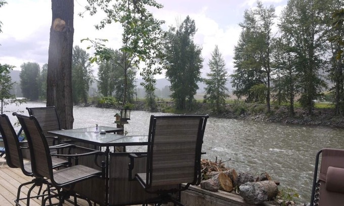 Okanagan-Similkameen House | The Homestead is a peaceful Riverside Cottage