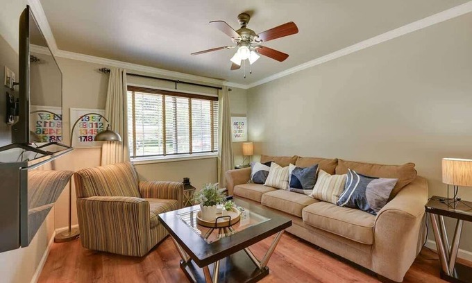 Nacogdoches Apartment | The Homestead | Luxury-Cozy 2BR Apartments Near SFA & Historic Downtown Nacogdoc