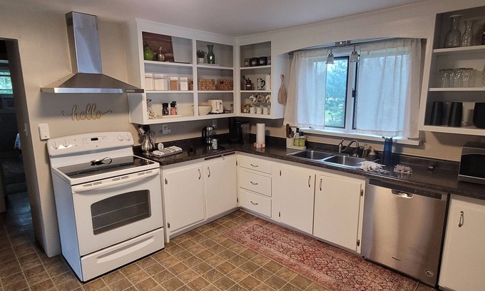 Chassell House | The Homestead - modern beauty, spacious, private, super clean!