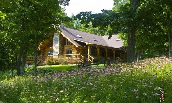 Egg Harbor Cabin | The Honey Dew Log Lodge in Egg Harbor Door County Wisconsin
