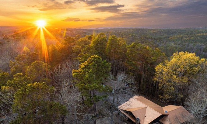 Watson Cabin | The Honey Lodge - Quiet, Homey. 2 Kings & 1 Queen Bed “Awesome Place”