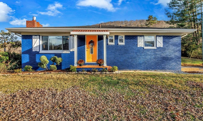 Candler Cottage | The Honeybee Cottage: Conveniently located close to Asheville