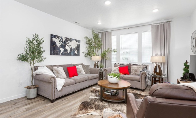 Eagle House | The "Honor" New 4-bdrm townhome in Eagle w/2 King Beds Pool, WiFi, 2 car Garage