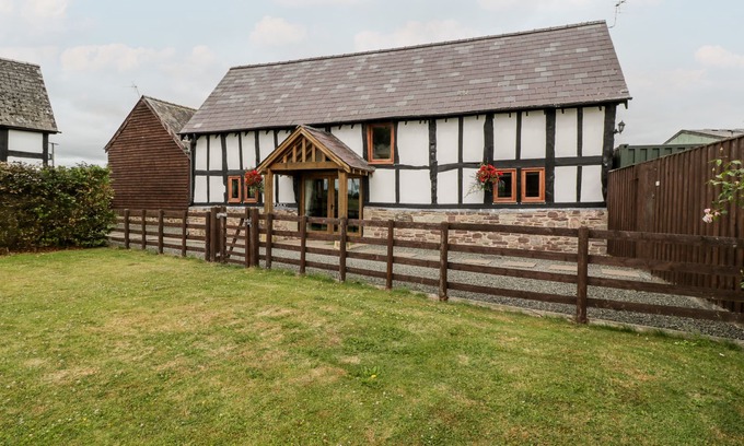 Leominster Cottage | THE HOP KILN, family friendly, character holiday cottage in Luntley