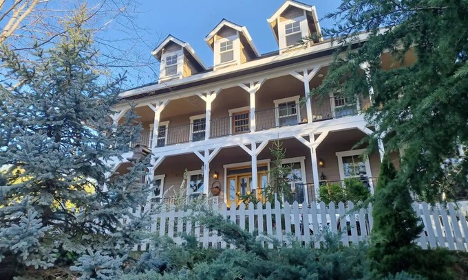 Foresthill House | The Hopetoun House: A Colonial-style Country Retreat in Foresthill, CA