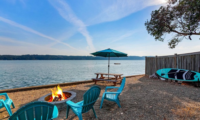 West Hills House | The Horizon on Hood Canal – Luxury Waterfront Beach House with Hot Tub & Firepit