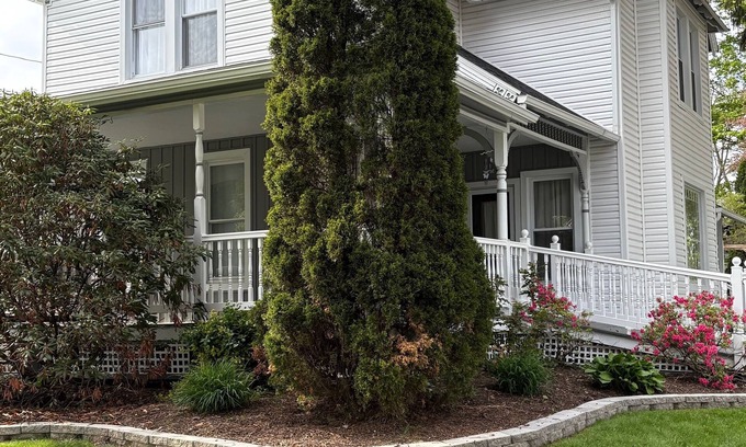 Mesopotamia Apartment | The Horse & Harness BnB-Your cozy escape awaits!