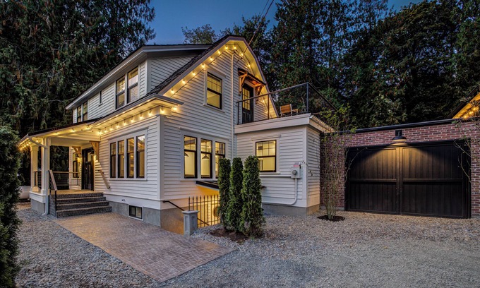 Monroe House | The House at Richardson Creek- 20 bed Amenity Rich Dutch Colonial Farmhouse