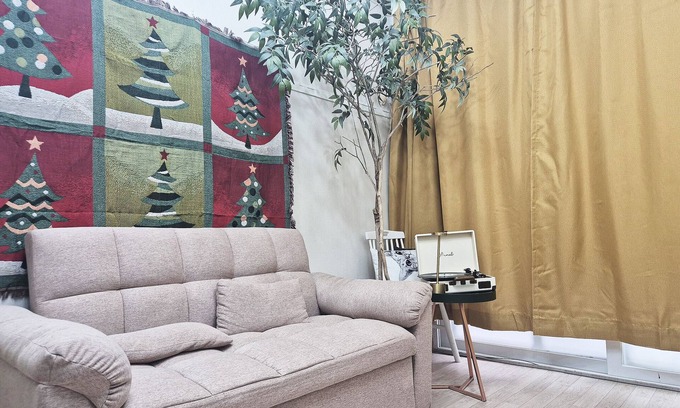 Seongbuk-dong Apartment | The house in the city with a garden close to Dongdaemun, GwangjangMarket