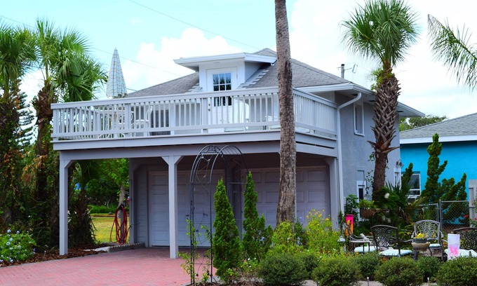 Boardwalk Apartment | The House On Crawford COTTAGE Historic House, Independent Apartment
