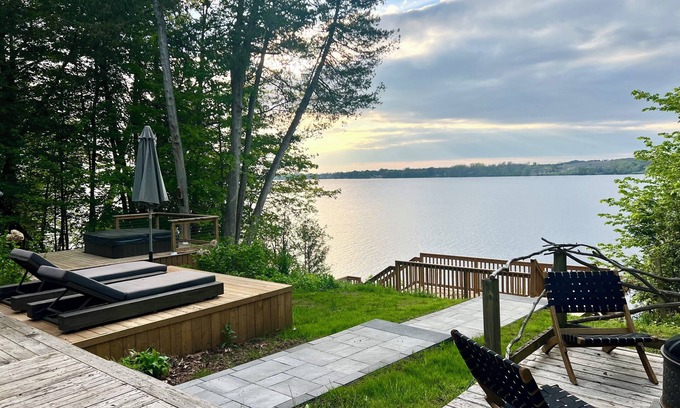 Wellington House | The Hudson Guest House | Waterfront with Hot Tub