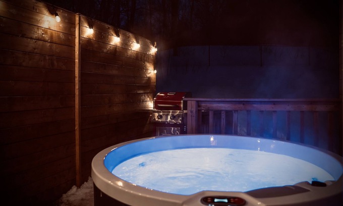 Gravenhurst Apartment | The Hudson Loft | Hot Tub, Fire Pit + Spa | Muskoka