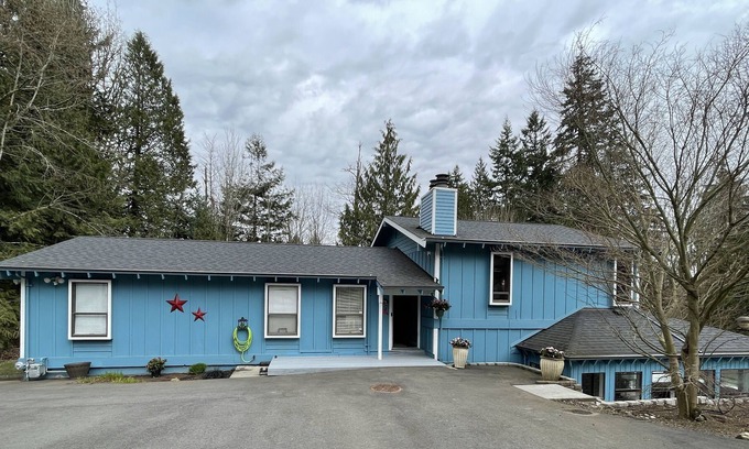Cathcart House | The Hummingbird House- Wineries & Hot tub!