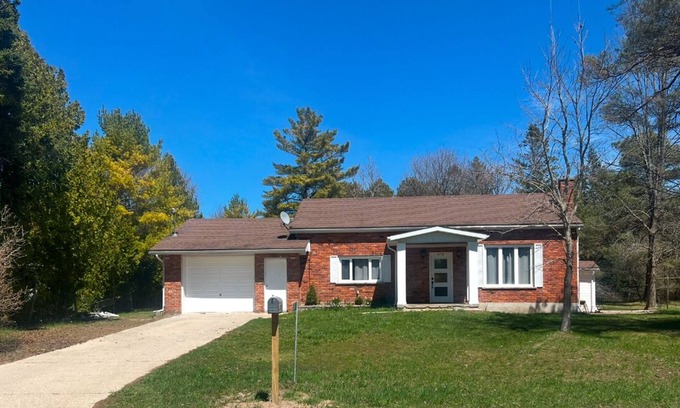 South Bruce Peninsula House | The Huron House -Relaxing getaway just steps away from Lake Huron!