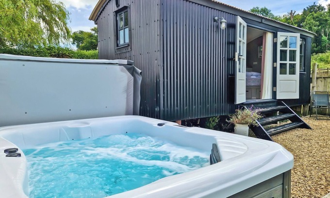 Alderbury Cottage | The Hut at Hole Farm