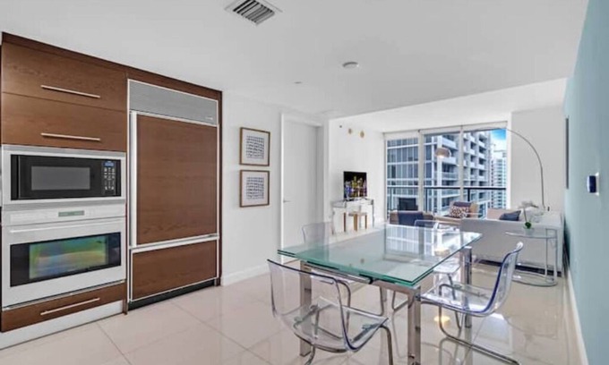 Downtown Miami Apartment | The Icon W Brickell 31st Flr | Pool & Bay Views