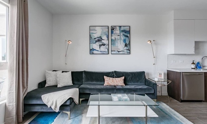 Carthay Circle Condo | The Industrial Suite